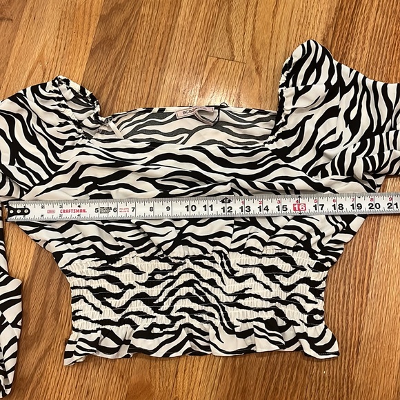 BCBGENERATION | smock waist long puff sleeve crop top in zebra print, size large - Picture 12 of 15